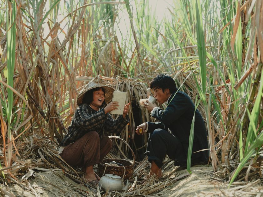 方郁婷（左）與曾敬驊（右）在電影《大濛》中，為了詮釋50年代的農村孩子，有別於以往白淨形象被「全身抹黑」。／華文創 提供
